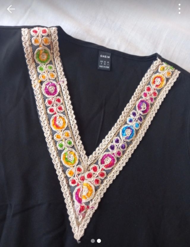 Vestido negro con cinta decorativa multicolor