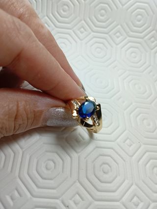 Anello con zaffiro blu e dettagli oro