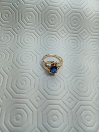 Anello con zaffiro blu e dettagli oro