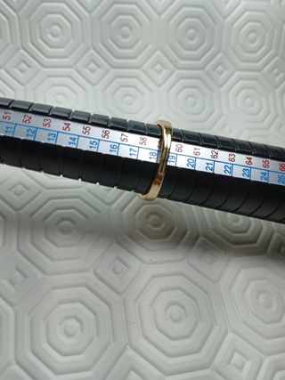 Anello con zaffiro blu e dettagli oro