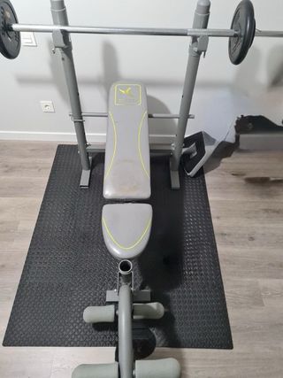 Banco de pesas con barra y mancuernas
varios disco