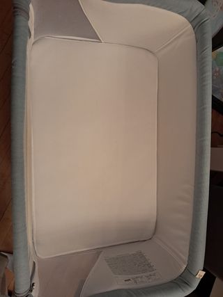 Minicuna Jane gris y azul Se recoje en brunete.