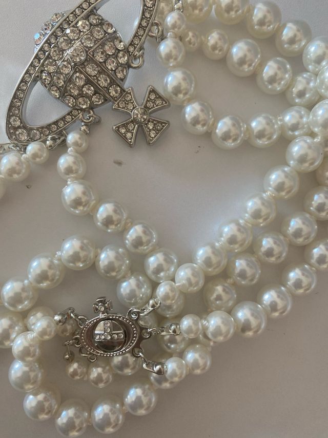 Collar logo vivienne  westwood perlas multicapa