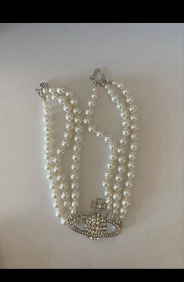 Collar logo vivienne  westwood perlas multicapa