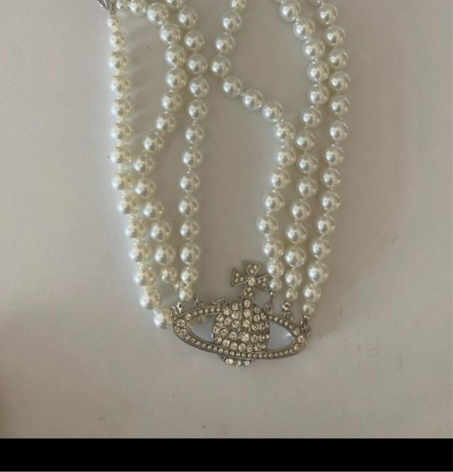 Collar logo vivienne  westwood perlas multicapa
