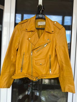 Cazadora de cuero negra