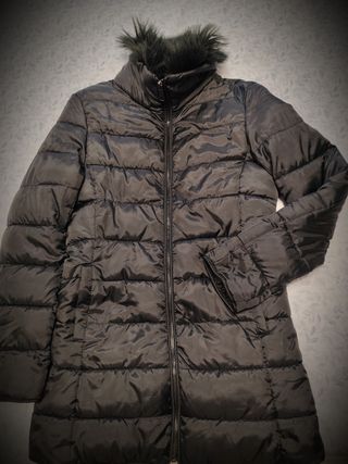 Chaqueta negra con capucha de pelo