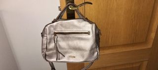 Bolso de mano plateado casi nuevo