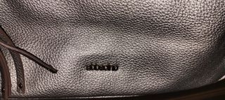 Bolso de mano plateado casi nuevo