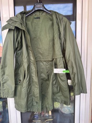 Trenca verde oliva con capucha de pelo