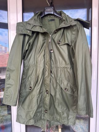 Trenca verde oliva con capucha de pelo