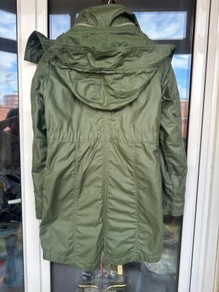 Trenca verde oliva con capucha de pelo