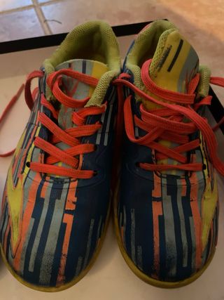 Botines Adidas Negros y Rojos y Joma colores n 28
