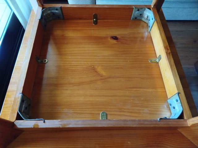 Mesa de pino 60x60x45 cm.