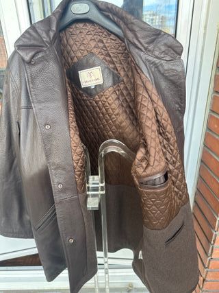 Cazadora de Piel Negra y Amarilla