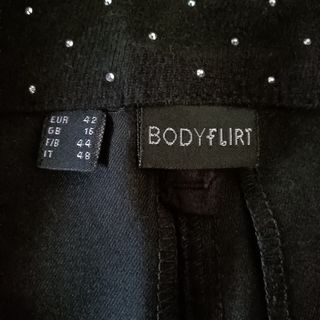 Pantaloni neri con strass