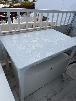 Mesa blanca de madera.
Medidas: 110x70