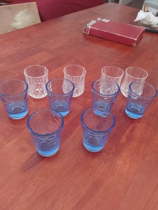 Vasos de chupito azules y transparentes