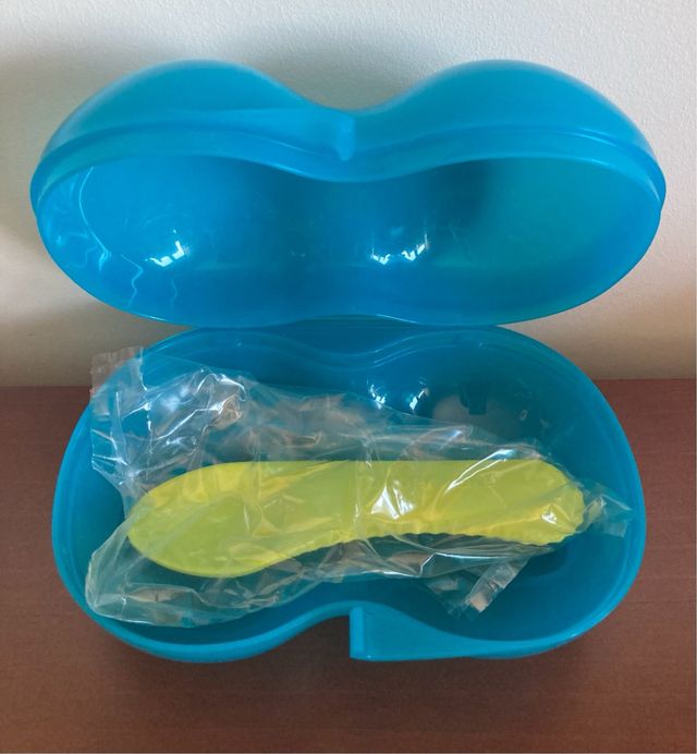 Tupperware Kiwi Box con Cuchara Cortadora