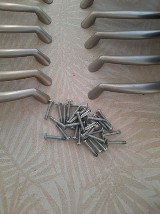 Tiradores de cocina plateados (17unidades).