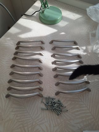 Tiradores de cocina plateados (17unidades).