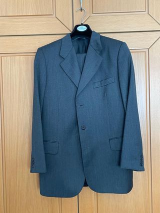 Traje de chaqueta y pantalón gris