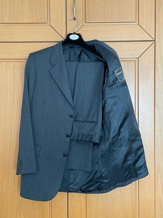Traje de chaqueta y pantalón gris