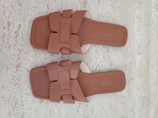 Chanclas playeras marrones y amarillas