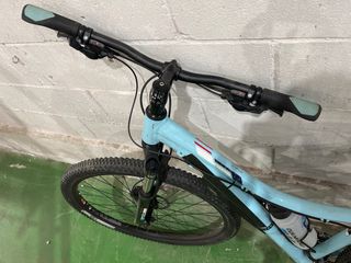 Bicicleta de montaña azul