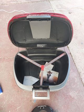 Baúl SHAD mas maleta y agarre. No tiene llave 