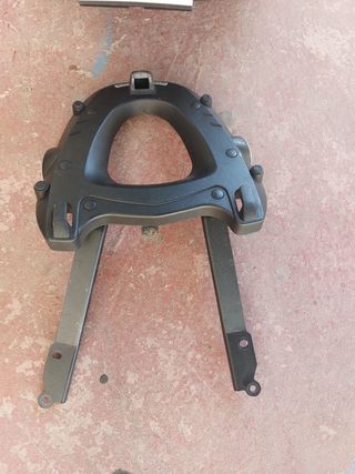 Baúl SHAD mas maleta y agarre. No tiene llave 