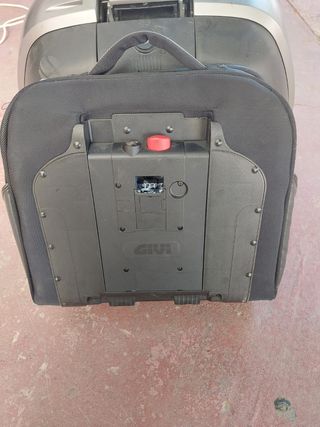 Baúl SHAD mas maleta y agarre. No tiene llave 