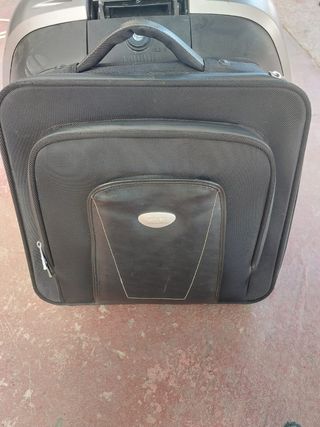 Baúl SHAD mas maleta y agarre. No tiene llave 