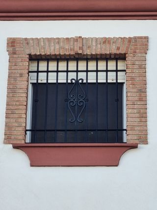 2 REJAS DE VENTANA MACIZA, PINTADA AL HORNO
