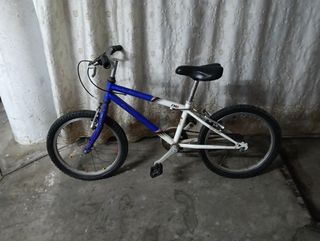 Bicicleta BMX azul y blanca