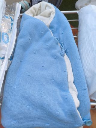 Saco de bebé azul con interior de pelito