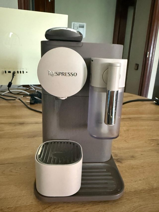 Cafetera Nespresso Gris