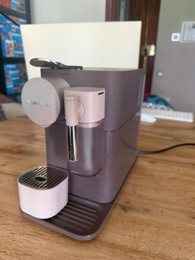 Cafetera Nespresso Gris