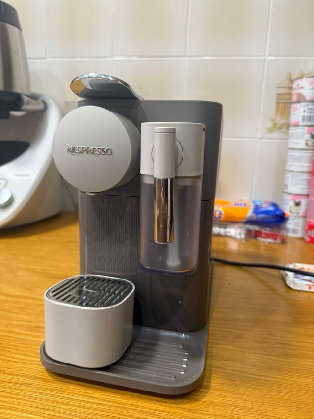 Cafetera Nespresso Gris
