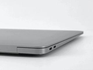MacBook Air 13" (2018) Intel Core i5 1.6GHz 2 núcleos - SSD 128GB - RAM 8GB - Gris Espacial