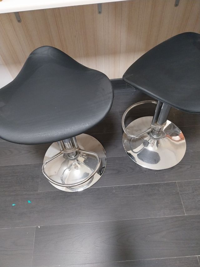 Taburetes de barra negros y plateados