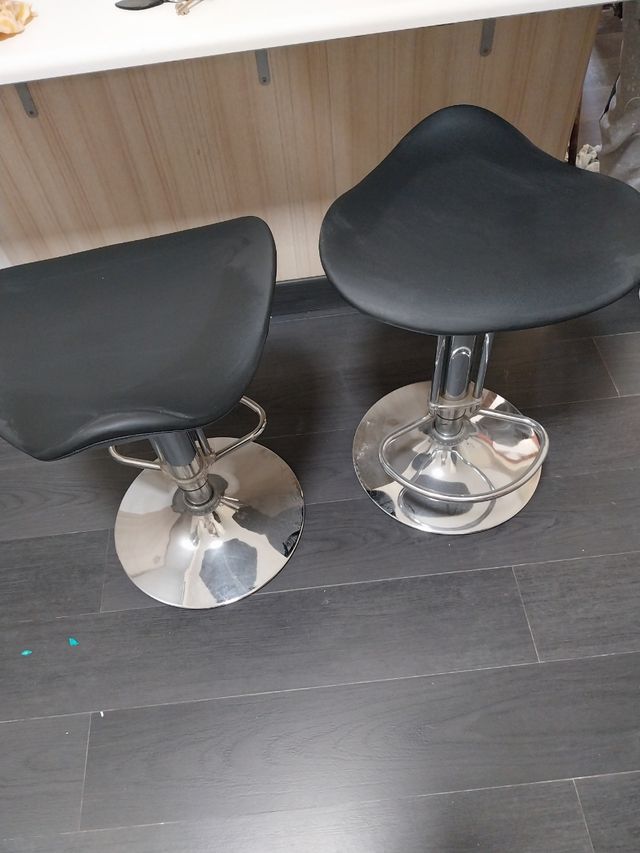 Taburetes de barra negros y plateados