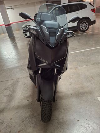 Xmax300 Tech Max   2900 km.Garantía. IMPECABLE