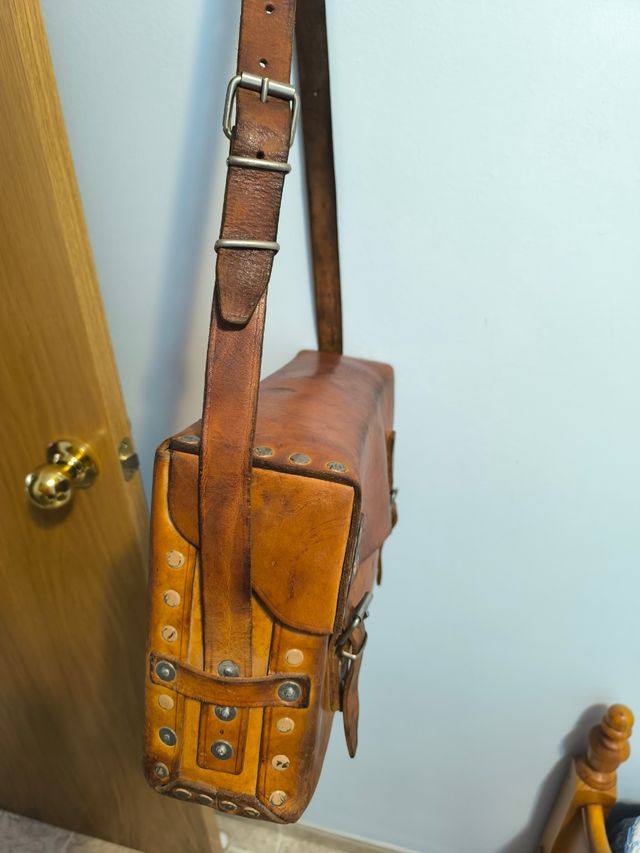 Bolsa de couro antiga para técnico de telefone.