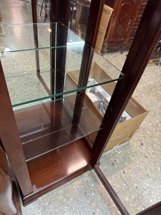 Vitrina pequeña de madera y cristal