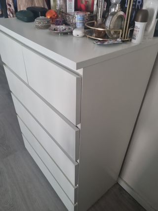 Cómoda de madera blanca