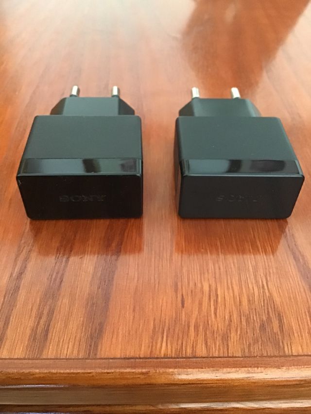 2 caricabatterie Sony Xperia + cavo USB-C