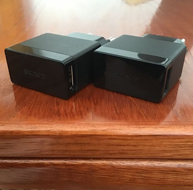 2 caricabatterie Sony Xperia + cavo USB-C