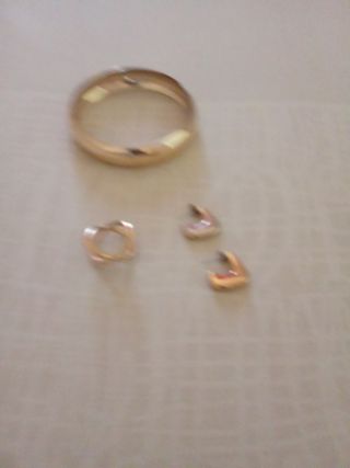 Anillo, pendientes y pulsera dorados