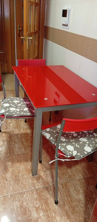 Mesa de cocina roja y 3 sillas
Venta en persona 
